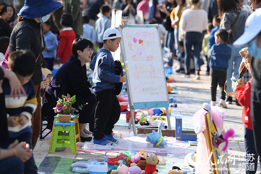 “萌娃市集”上，不少小朋友和家長擺攤義賣 邵丹攝