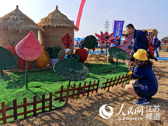 圖為龍?zhí)掇r(nóng)民稻香美食節(jié)的游人。馬曉波攝