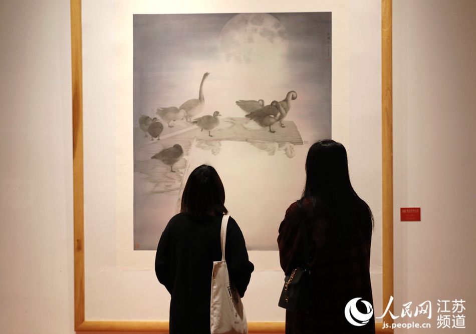 江蘇沭陽縣舉辦女子書畫展，展出38位女性書畫家創(chuàng)作的70余幅書畫作品。 丁華明攝