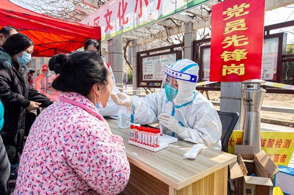 社區(qū)居民正在連云港住建局黨員先鋒崗進(jìn)行核酸檢測。連云港市住建局供圖