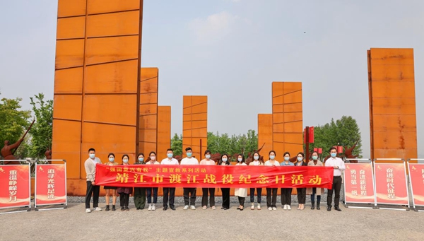 參與人員在東線第一帆紀念公園合影。朱其攝  　　