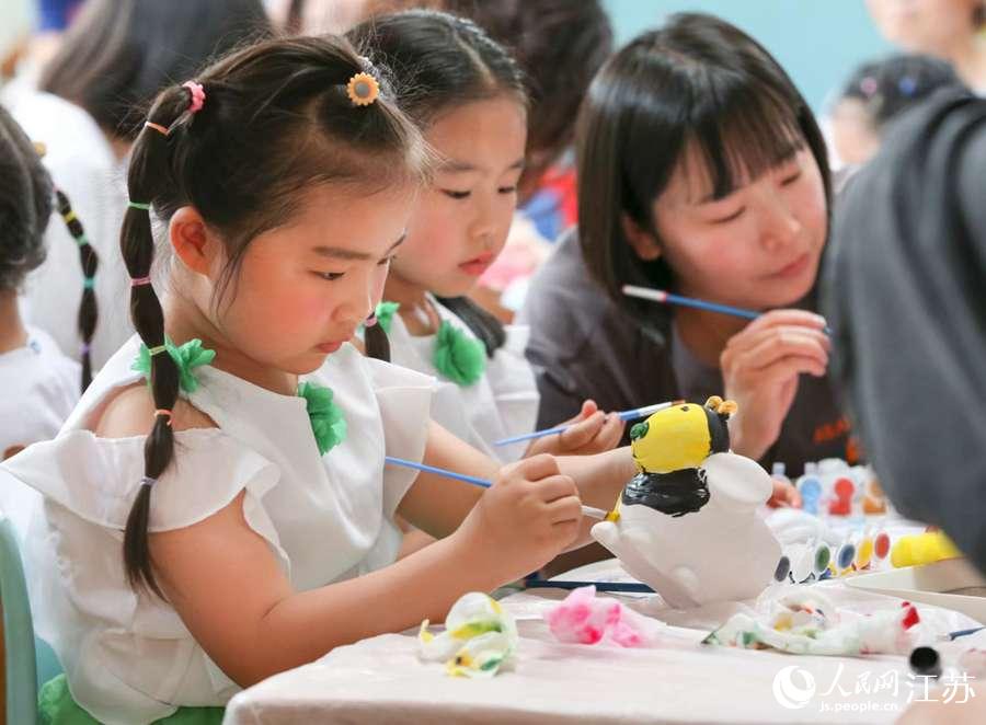 南京市秦淮區(qū)一幼兒園組織孩子們開展才藝展示生日童樂會。劉玉寶攝