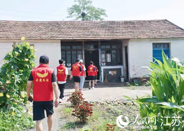 “鄰里一家親，助餐百家行”志愿者走進(jìn)南通市通州區(qū)東社鎮(zhèn)河?xùn)|村。人民網(wǎng)記者 王繼亮攝