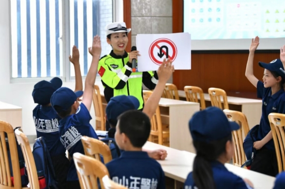 交警講解道路交通標(biāo)志。宿遷公安供圖