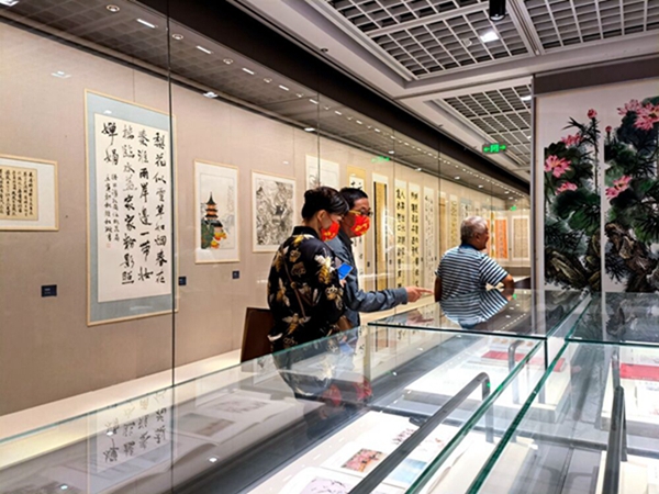 南京秦淮區(qū)政協喜迎二十大書畫攝影作品展開幕。秦淮區(qū)委宣傳部供圖