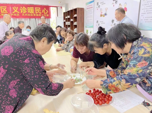 濱江新區(qū)文興社區(qū)老年居民參加趣味游戲比賽。靖江市委宣傳部供圖