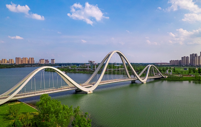 中華海棠園碧水藍(lán)天映湖面