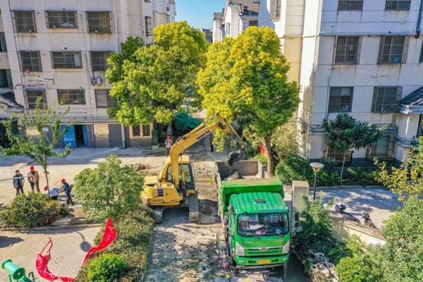 圖為新佳新村雨污分流改造現(xiàn)場。盛義攝