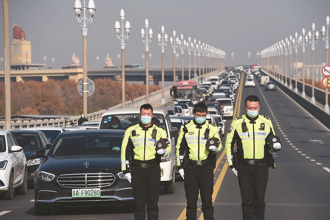 12月6日，南京長江大橋，市民和交警默哀，悼念江澤民同志。 本報(bào)記者 吳俊 攝