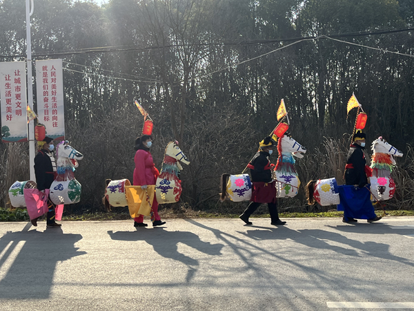 圖為跑馬燈表演團隊。江寧區(qū)委宣傳部供圖