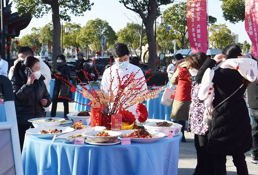 8家餐飲企業(yè)在現(xiàn)場實(shí)物展示30多種組合套餐。陳義寶攝