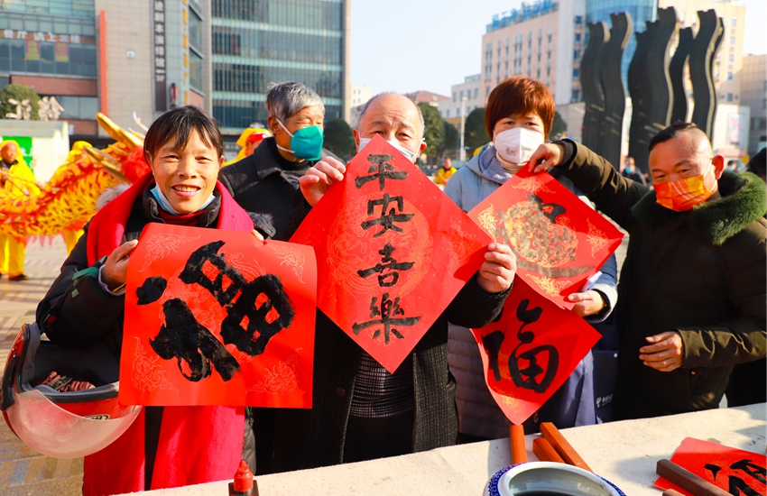 市民喜領(lǐng)春聯(lián)。馬鈺超攝