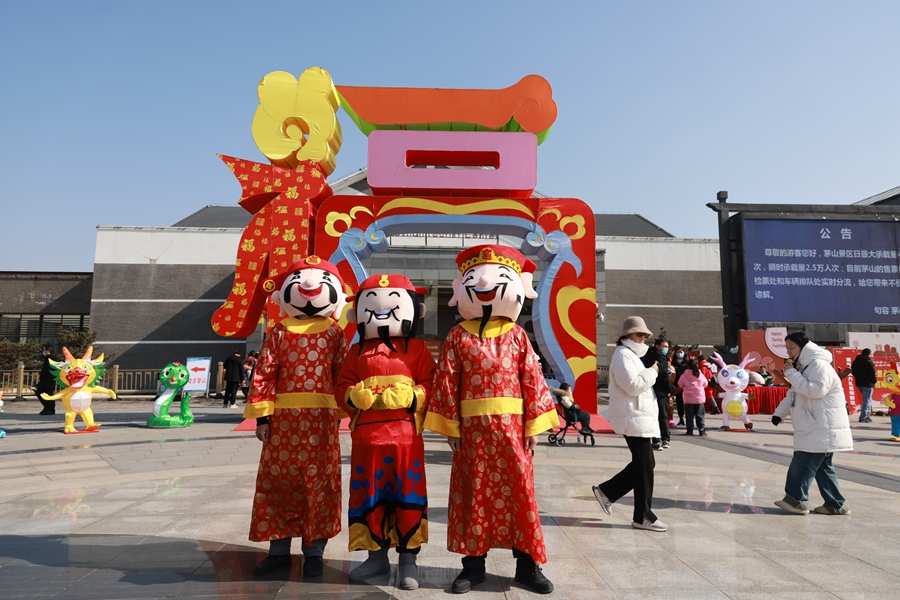 茅山風景區(qū)，工作人員穿上定制服裝，為游客送福。句容市文體廣電和旅游局供圖