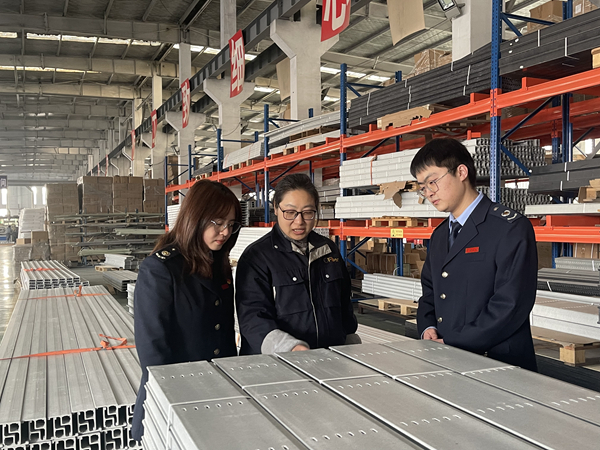 圖為建湖縣稅務(wù)局青年干部走進江蘇飛博爾新材料科技有限公司車間了解企業(yè)經(jīng)營情況，輔導(dǎo)稅費優(yōu)惠政策。鹽城稅務(wù)供圖