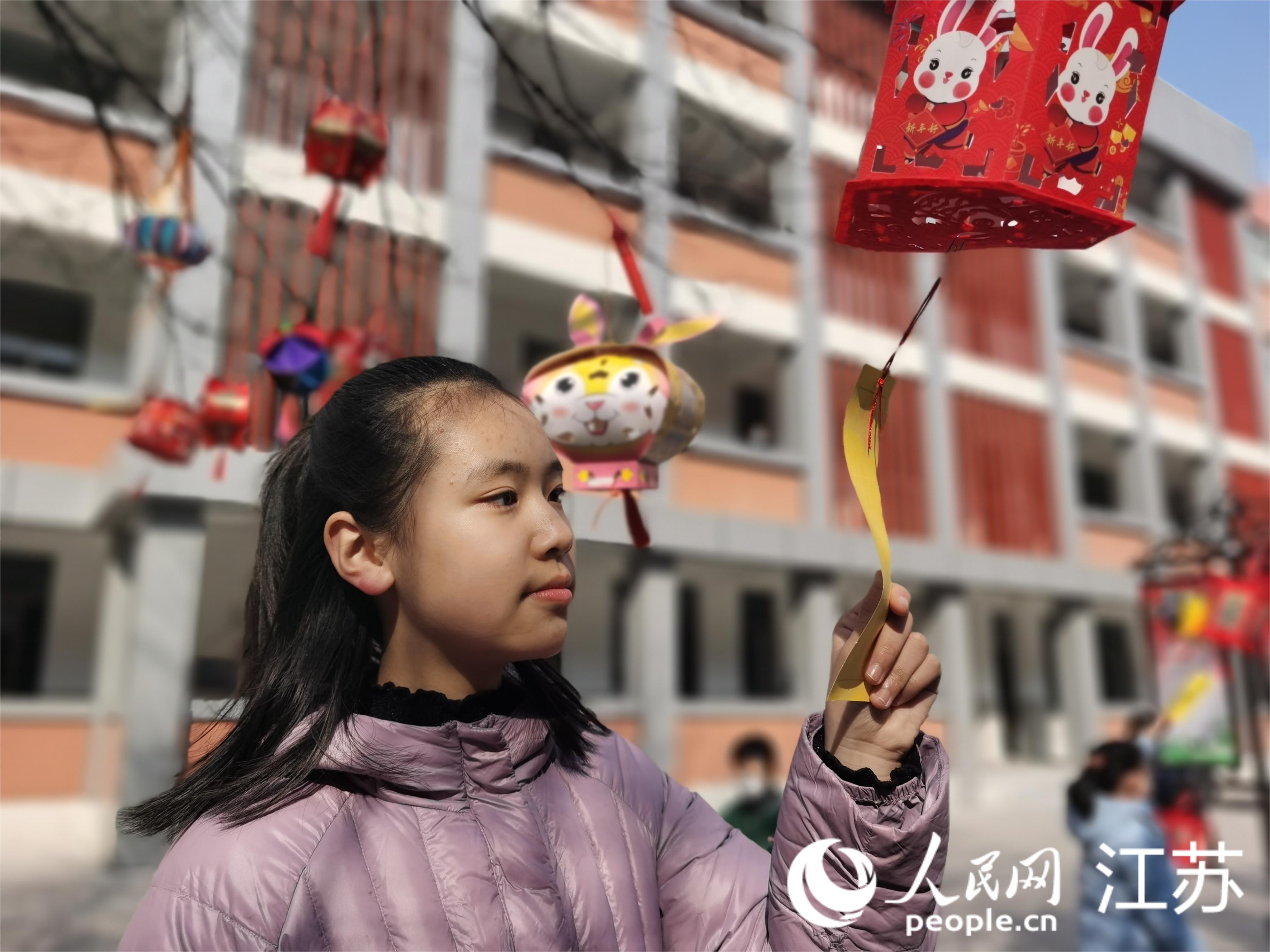 孩子們正在猜燈謎。人民網(wǎng)記者王繼亮攝 