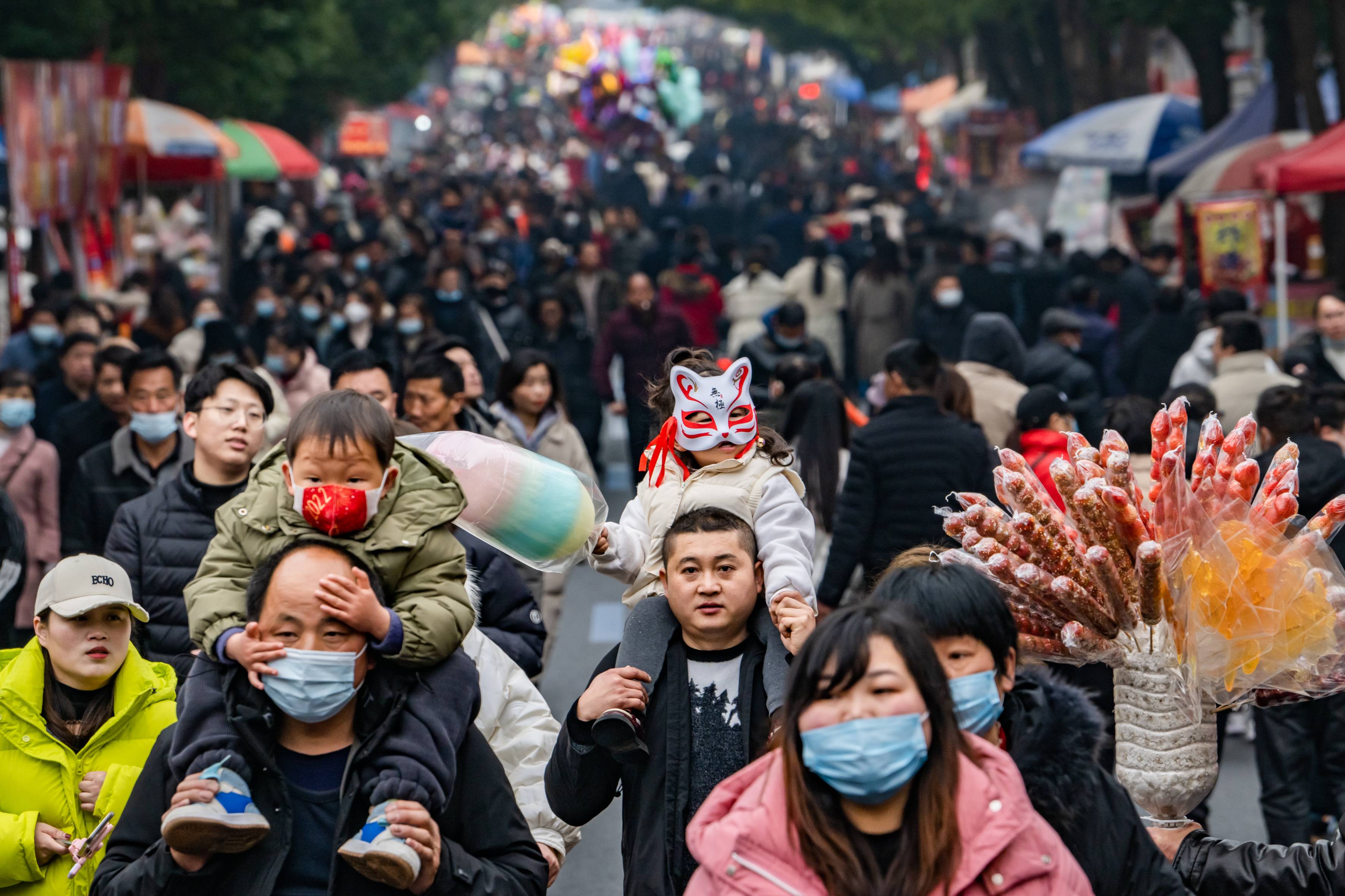 市民登上游子山“曬霉”。劉列攝