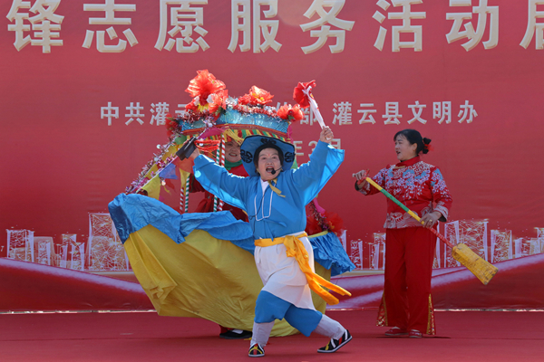 文藝工作志愿者表演“非遺”項(xiàng)目。灌云縣委宣傳部供圖