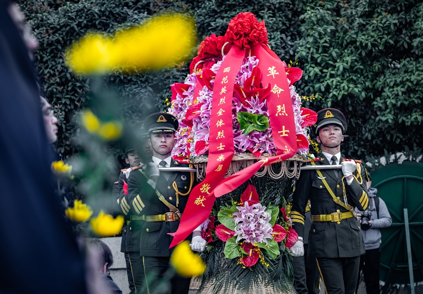 向烈士敬獻(xiàn)花籃。胡瀟攝 