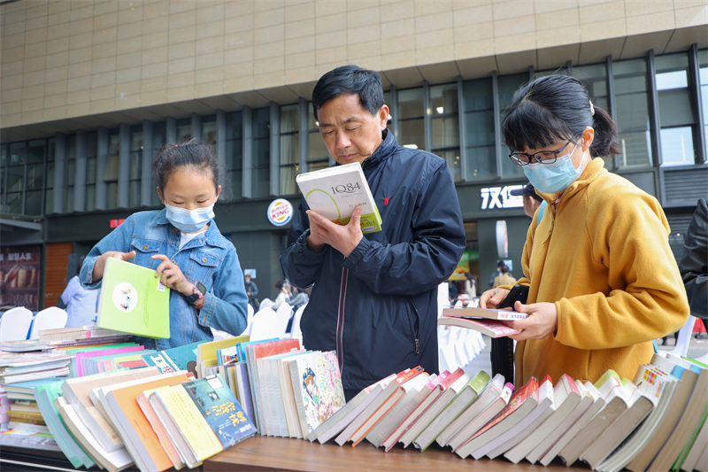 市民正在挑選圖書。浦口區(qū)委宣傳部供圖