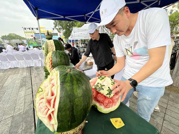 圖為在南藝后街，一藝術家正在用東臺西瓜進行藝術雕刻。曈暚 攝