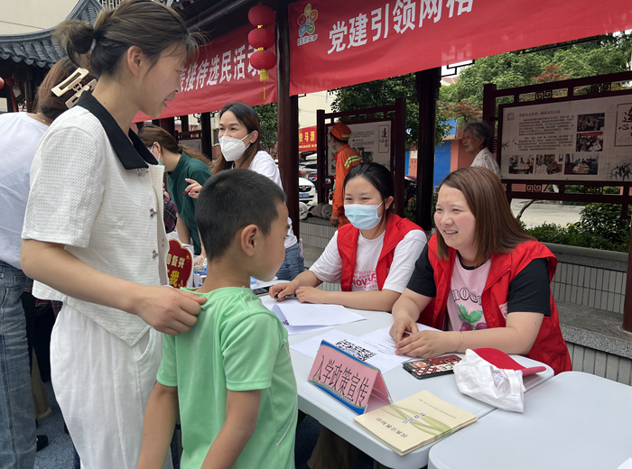 社區(qū)居民在咨詢臺了解入學政策。張家港經(jīng)開區(qū)供圖