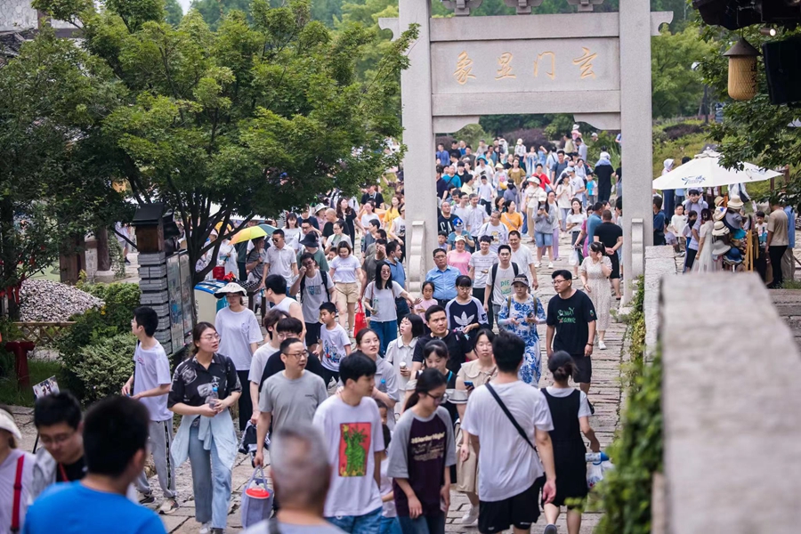 東方鹽湖城游人如織。金壇茅山旅游度假區(qū)供圖