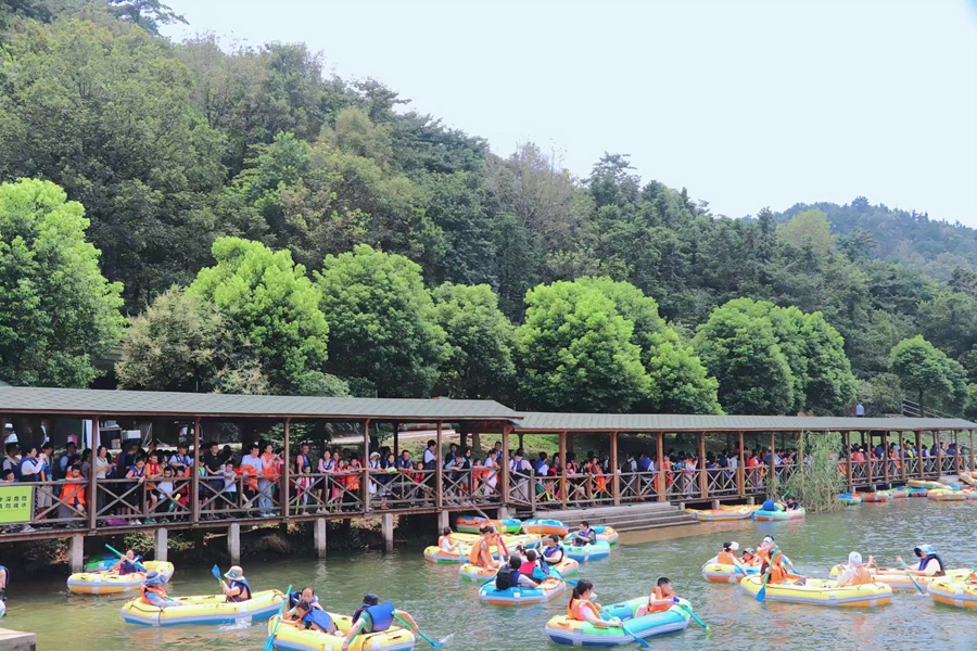 游客在森林世界排隊(duì)玩漂流。金壇茅山旅游度假區(qū)供圖