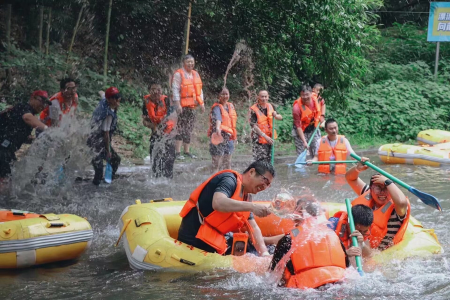 游客正在叢林漂流。金壇茅山旅游度假區(qū)供圖