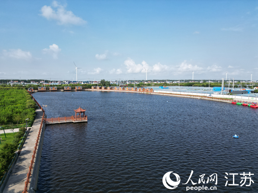 親水公園是村民休閑的好去處。人民網(wǎng)記者 王繼亮攝