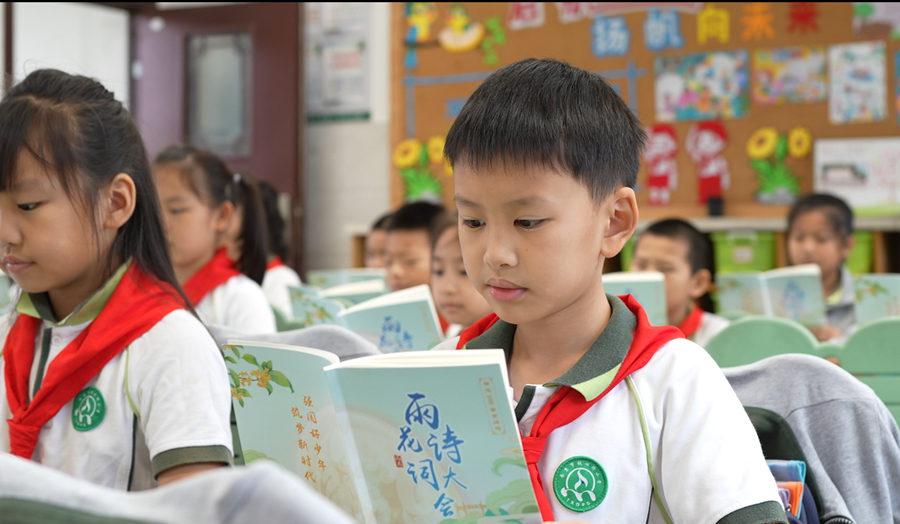 南京市鐵心橋小學(xué)學(xué)生誦讀詩(shī)詞。雨花臺(tái)區(qū)融媒體中心供圖