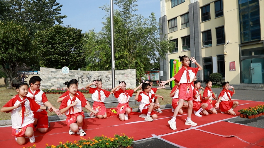 街道舉辦“迎國(guó)慶 頌祖國(guó)”升旗儀式。沿江街道供圖