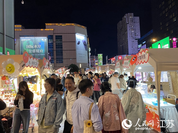 游客在逛南京夜市。人民網(wǎng) 王丹丹攝