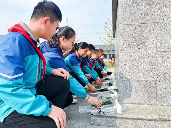 南馬廠小學(xué)學(xué)生在車橋戰(zhàn)役紀(jì)念廣場向烈士獻(xiàn)花。劉智慧攝