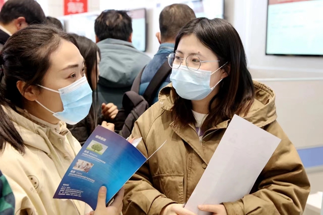 大學(xué)生們了解連云港就業(yè)政策。連云港市委宣傳部供圖