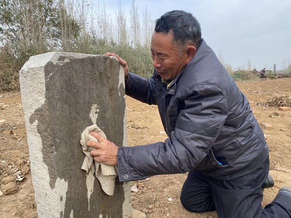 在淄博市周村區(qū)南郊鎮(zhèn)某處找到的徐希增烈士墓碑。張南寧攝