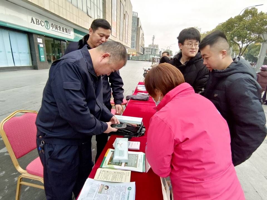 在市民廣場“擺攤設(shè)點(diǎn)”設(shè)立宣傳咨詢臺。芮瑩攝