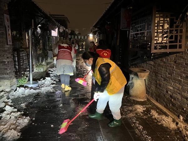 19日凌晨，揚(yáng)州市廣陵區(qū)工作人員清掃古城街巷積雪。朱涓攝