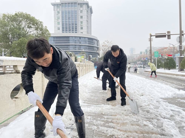 黨員志愿者參加冬季掃雪除冰行動。邗江煙草供圖