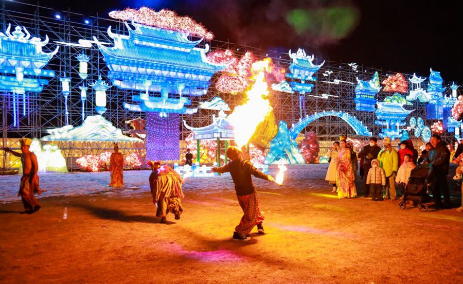 千燈集“燈火湯山”燈會(huì)現(xiàn)場。江寧區(qū)委宣傳部供圖