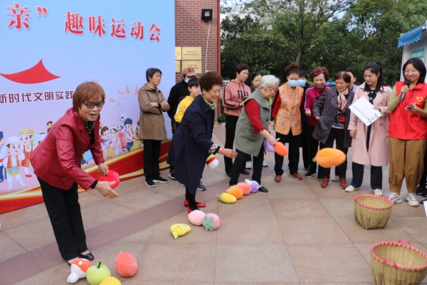 居民參加“趣丟水果”比拼項目。楊舍鎮(zhèn)供圖