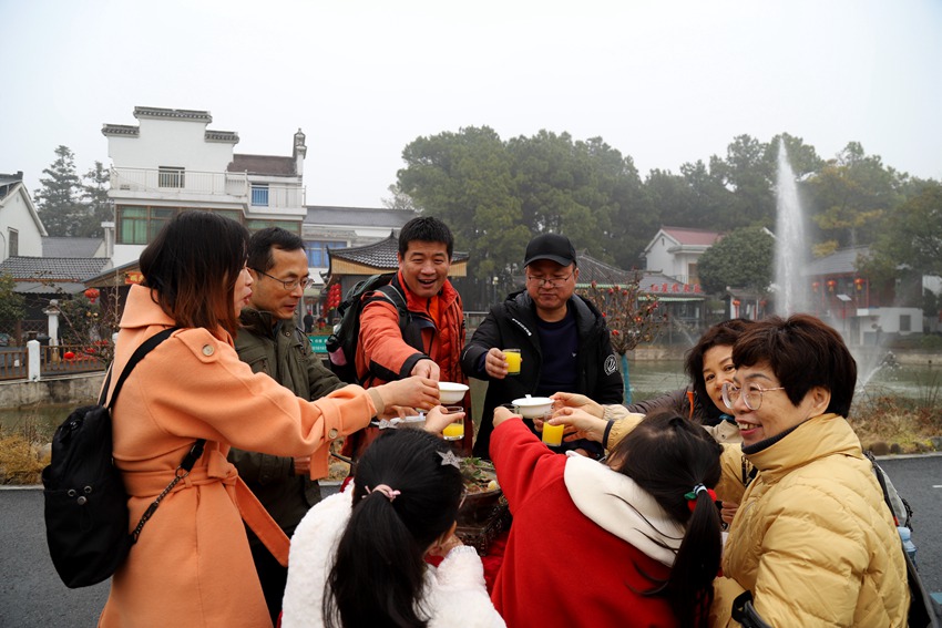 長街宴上，游客們品味美食。高淳區(qū)融媒體中心供圖