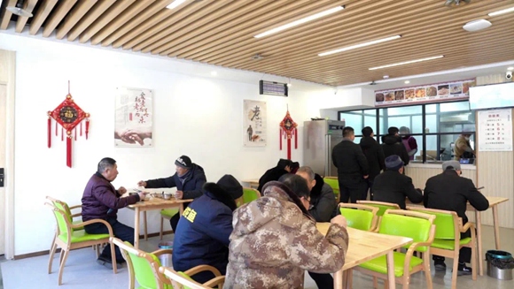 居民在高新嘉園長(zhǎng)者幸福食堂內(nèi)用餐。楊斐攝