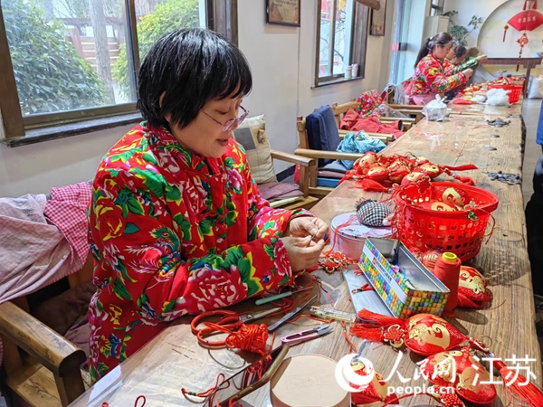 馬莊香包文化大院內(nèi)，繡娘正在制作香包。人民網(wǎng) 黃啟源攝