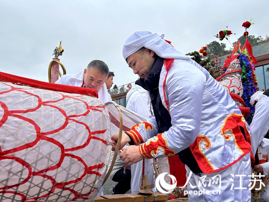 村民為大龍起草儀式做準(zhǔn)備。人民網(wǎng) 王丹丹攝