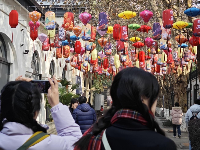 玄武重點(diǎn)商場(chǎng)、載體、街區(qū)迎來(lái)人流高峰。玄軒攝