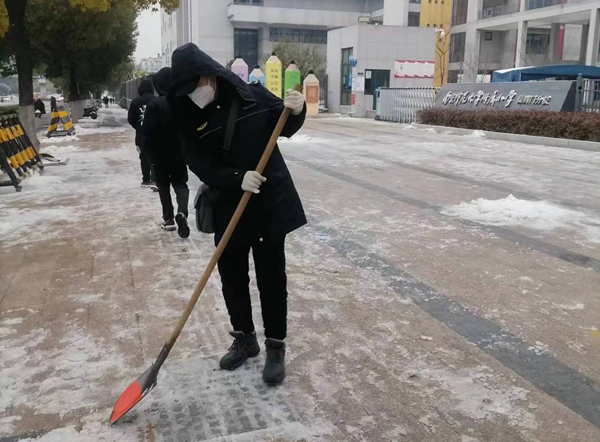 玄武城管部門加大學校周邊掃雪除冰力度。玄武城管供圖