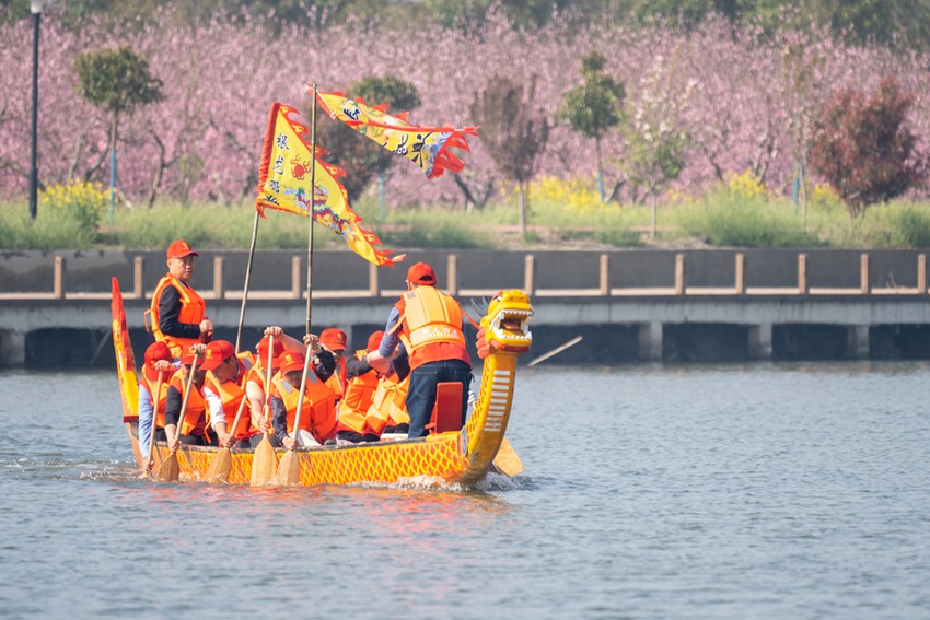 隊(duì)員們奮力劃槳。周社根攝