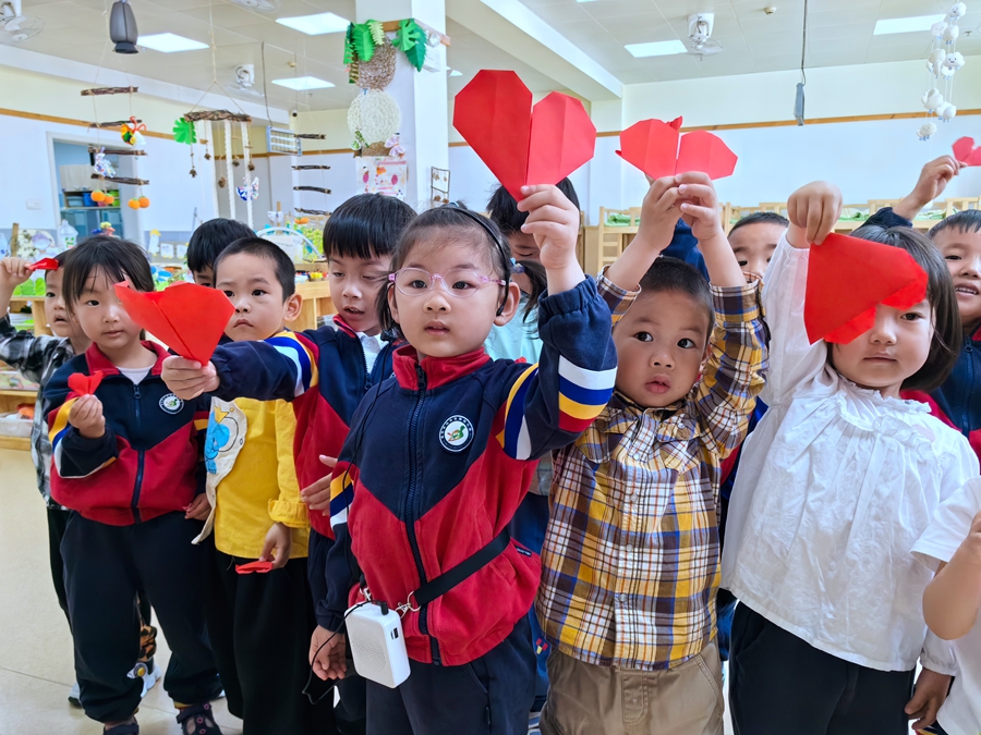 仙林實(shí)驗(yàn)幼兒園光啟路分園的孩子們制作“愛(ài)心”送給南京市社會(huì)兒童福利院的小朋友。