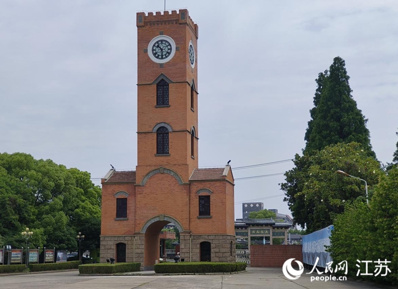 大生紗廠舊址鐘樓與碼頭牌坊隔道并立，共歷百年風(fēng)雨。人民網(wǎng) 張瀚天攝