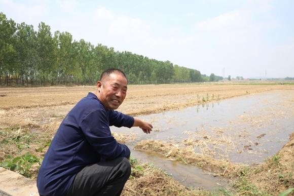 水渠通了，村民開心不已。贛榆區(qū)委宣傳部供圖